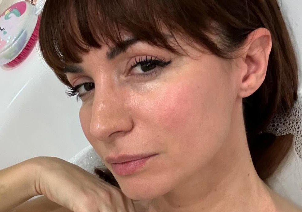 Oggi il funerale del fratello di Andrea Delogu, le sue prime parole dopo la tragedia: ''Momento devastante'' Oggi il funerale del fratello di Andrea Delogu, le sue prime parole dopo la tragedia: ''Momento devastante''