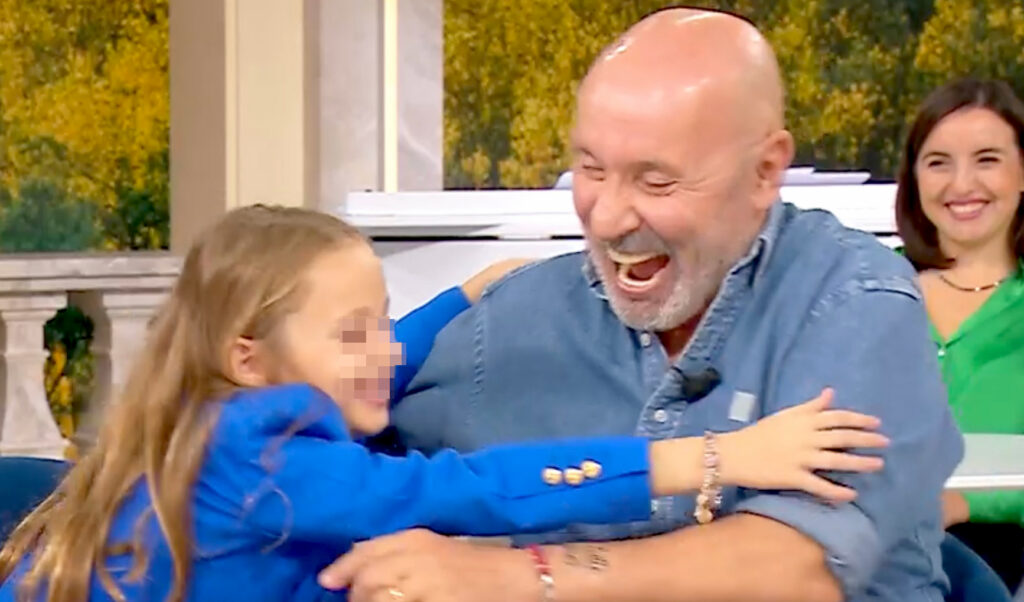 Il comico Maurizio Battista per la prima volta in tv con la figlia Anna, avuta a quasi 60 anni: ''A volte mi scambiano per il nonno''