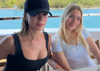 ''Avevo bisogno di essere presa sul serio'': Victoria Beckham spiega perché ha rimosso gli impianti al seno per tornare 'naturale'