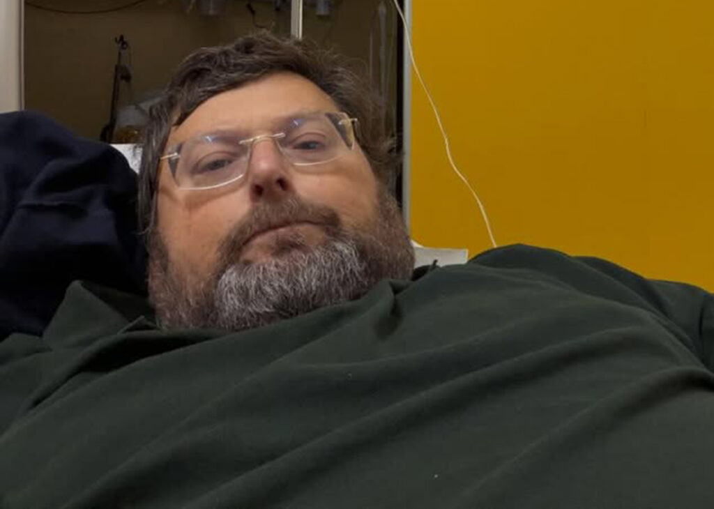 ''Decimo ingresso notturno in Pronto Soccorso'': Mario Adinolfi ricoverato, la foto in ospedale