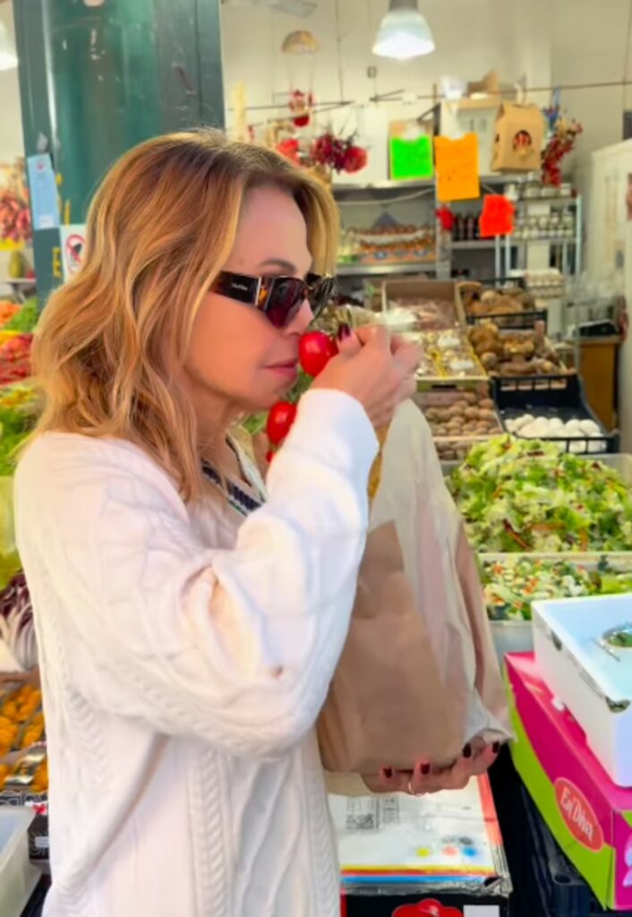 Barbara D'Urso e Pasquale La Rocca sempre più complici anche fuori dalla tv: eccoli mentre fanno la spesa al mercato - Gossip.it | News sul Gossip e VIP