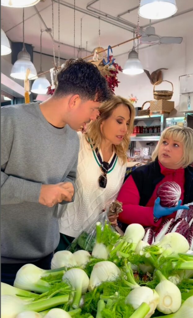 Barbara D'Urso e Pasquale La Rocca sempre più complici anche fuori dalla tv: eccoli mentre fanno la spesa al mercato - Gossip.it | News sul Gossip e VIP