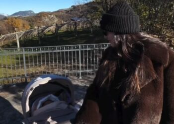 Cecilia Rodriguez e Ignazio Moser portano la piccola Clara nel loro posto del cuore