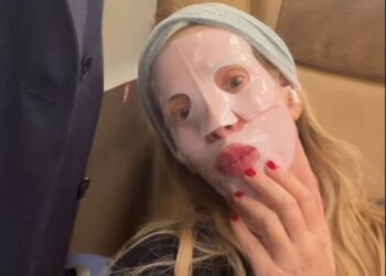 Alessia Marcuzzi in treno con la maschera per il viso