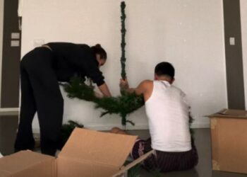 Paola Di Benedetto e Raoul Bellanova addobbano la casa per Natale