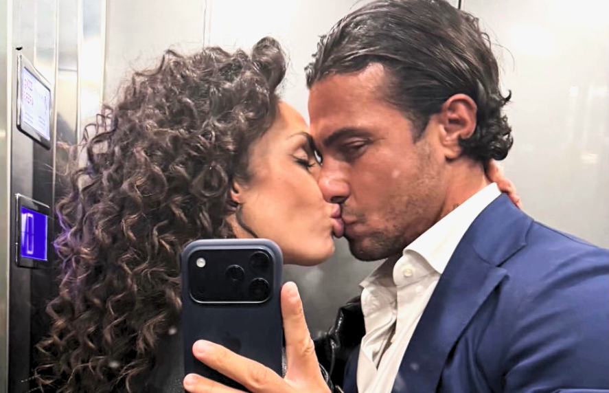 Raffaella Fico e il calciatore Armando Izzo, passione incontenibile: nuove foto del loro amore travolgente Raffaella Fico e il calciatore Armando Izzo, passione incontenibile: nuove foto del loro amore travolgente