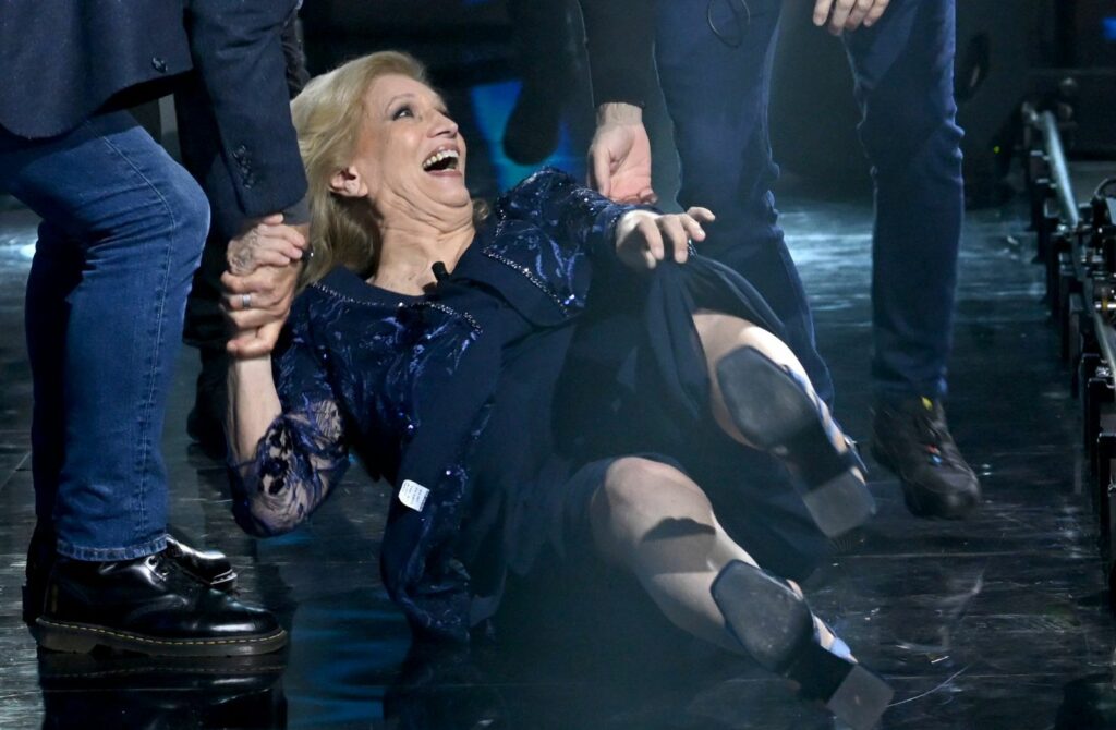 Iva Zanicchi cade a Belve: durante la registrazione la cantante 85enne finisce in terra, foto Iva Zanicchi cade a Belve: durante la registrazione la cantante 85enne finisce in terra, foto