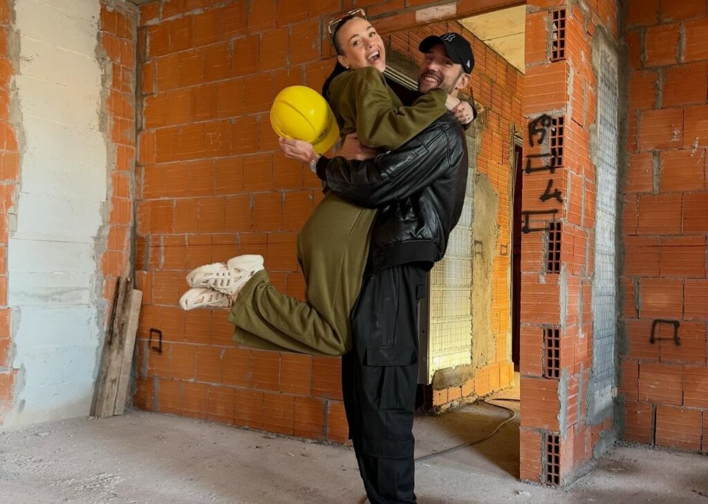 Rosalinda Cannavò e Andrea Zenga mostrano il cantiere della nuova casa a Milano: ''Non è stato semplice'' Rosalinda Cannavò e Andrea Zenga mostrano il cantiere della nuova casa a Milano: ''Non è stato semplice''