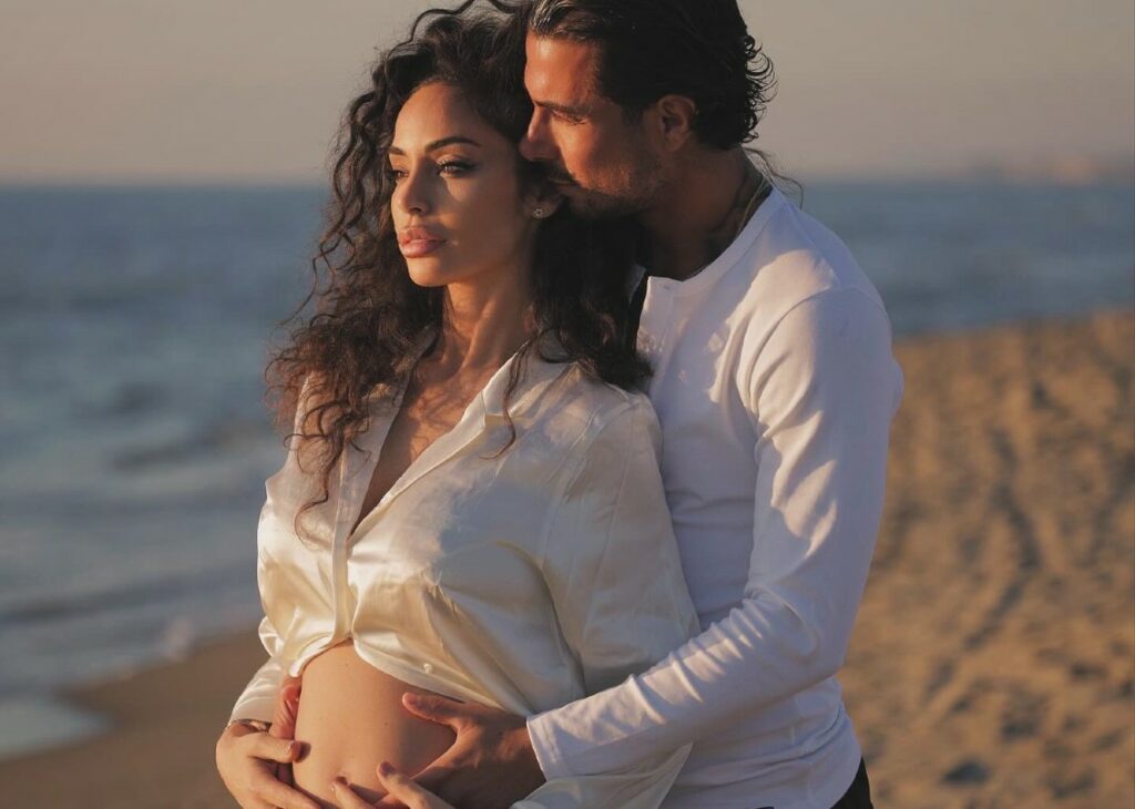 Raffaella Fico incinta di 5 mesi mostra il pancione 'a nudo' per la prima volta: le foto con Armando Izzo Raffaella Fico incinta di 5 mesi mostra il pancione 'a nudo' per la prima volta: le foto con Armando Izzo