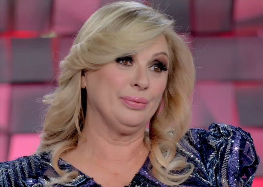 ''Il nostro corpo cambia, il mio già cambiato notevolmente'': Tina Cipollari in tv celebra i 60 anni ''Il nostro corpo cambia, il mio già cambiato notevolmente'': Tina Cipollari in tv celebra i 60 anni