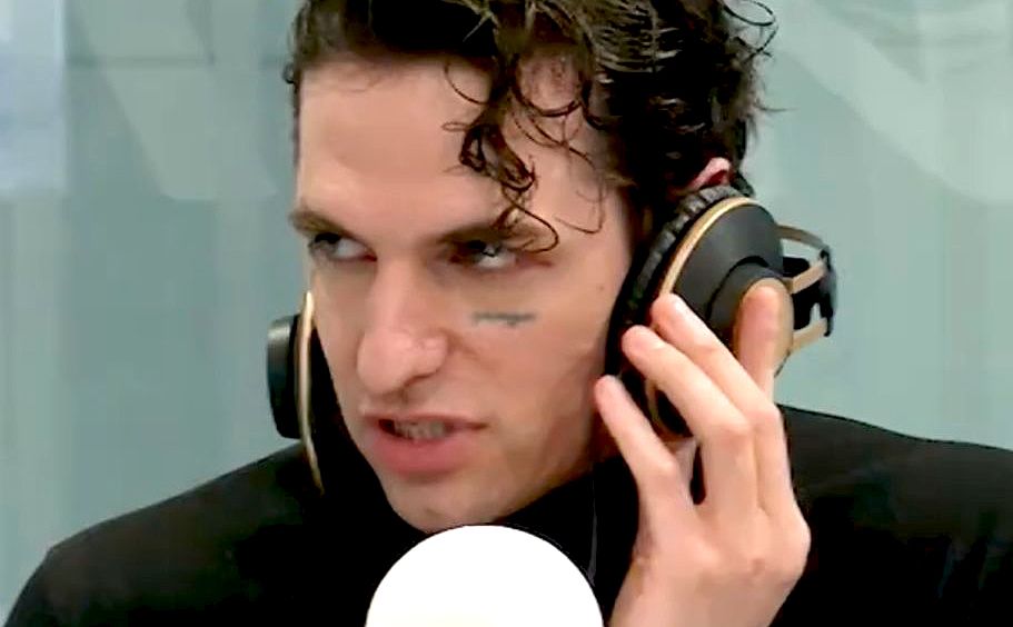 ''Devo stare a spiegare perché ho le zucchine in mano…'': Achille Lauro spiega perché non fa la spesa e neppure il letto ''Devo stare a spiegare perché ho le zucchine in mano…'': Achille Lauro spiega perché non fa la spesa e neppure il letto