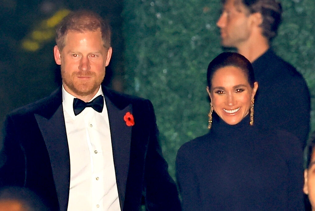Harry e Meghan arrivano mano nella mano al party a tema James Bond per i 70 anni di Kris Jenner: guarda