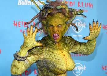 Heidi Klum stupisce tutti con il costume per Halloween 2025: ecco in cosa si è trasformata col marito, foto