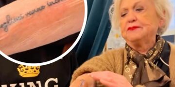 Wanna Marchi a 83 anni si tatua una sua controversa frase sul braccio: guarda