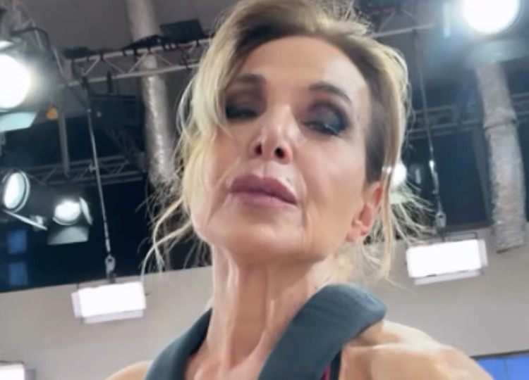Barbara D'Urso alle prove di Ballando con le stelle con il tutore