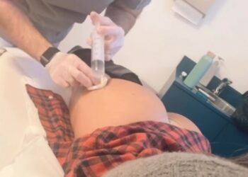 Belen Rodriguez combatte la ritenzione idrica con un trattamento  al lato b