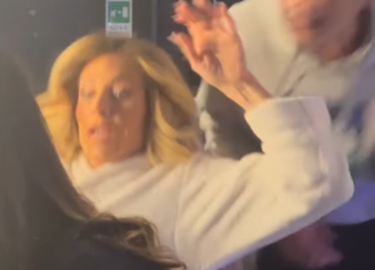 Paola Caruso vittima degli scherzi dietro le quinte