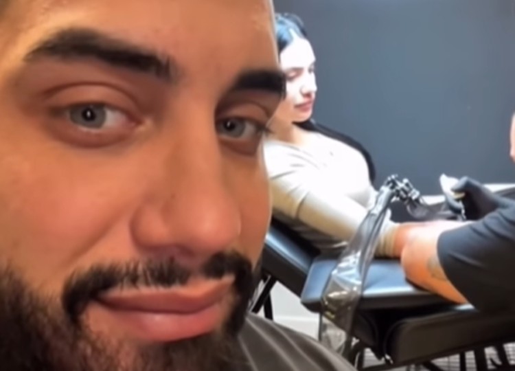 La fidanzata di Francesco Chiofalo si è tatuata 'Chiofalo' sul braccio