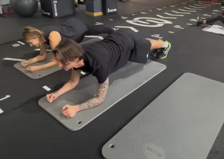 Alba Parietti e il figlio Francesco Oppini si sfidano in palestra