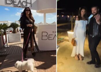 Delia Duran incinta di 5 mesi e Alex Belli volano al caldo: ecco dove sono in vacanza, le immagini col pancione Delia Duran incinta di 5 mesi e Alex Belli volano al caldo: ecco dove sono in vacanza, le immagini col pancione