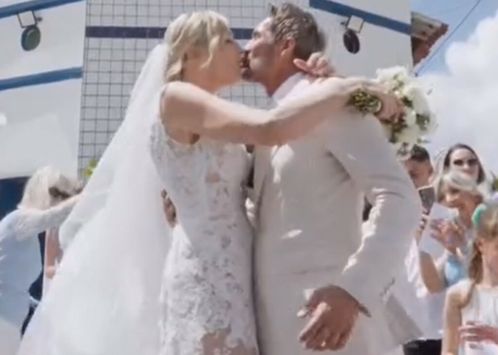 ''Un assaggio di felicità'': Natasha Stefanenko e Luca Sabbioni si sono sposati in chiesa a 30 anni dal sì in Comune, le foto ''Un assaggio di felicità'': Natasha Stefanenko e Luca Sabbioni si sono sposati in chiesa a 30 anni dal sì in Comune, le foto