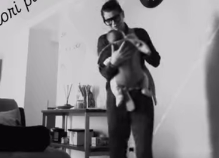 Alessandra Amoroso balla e coccola la figlia Penelope Maria Alessandra Amoroso balla e coccola la figlia Penelope Maria