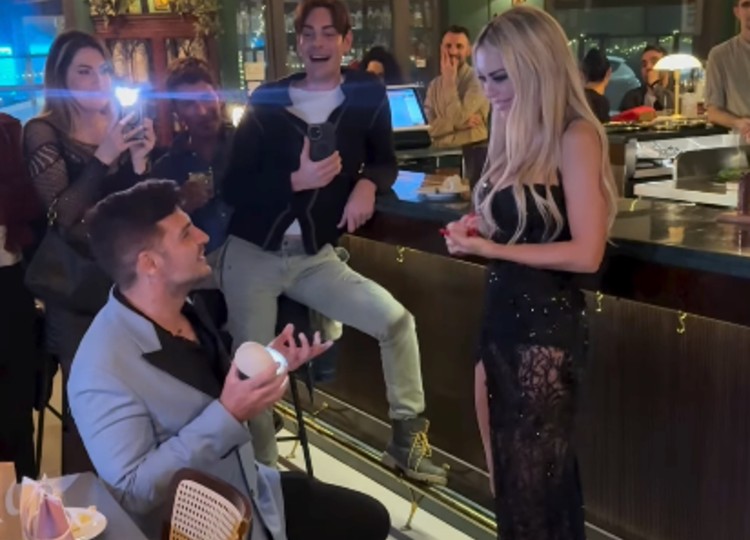 La proposta d Luigi Mario Favoloso alla fidanzata Elena Morali La proposta d Luigi Mario Favoloso alla fidanzata Elena Morali