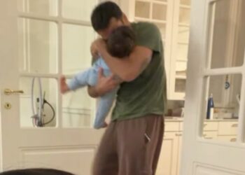 Pierpaolo Pretelli e le dolcissime coccole con il figlio Kian