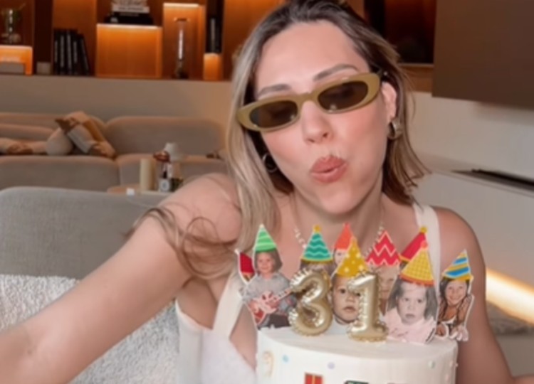 Beatrice Valli festeggia 31 anni con una torta davvero particolare Beatrice Valli festeggia 31 anni con una torta davvero particolare