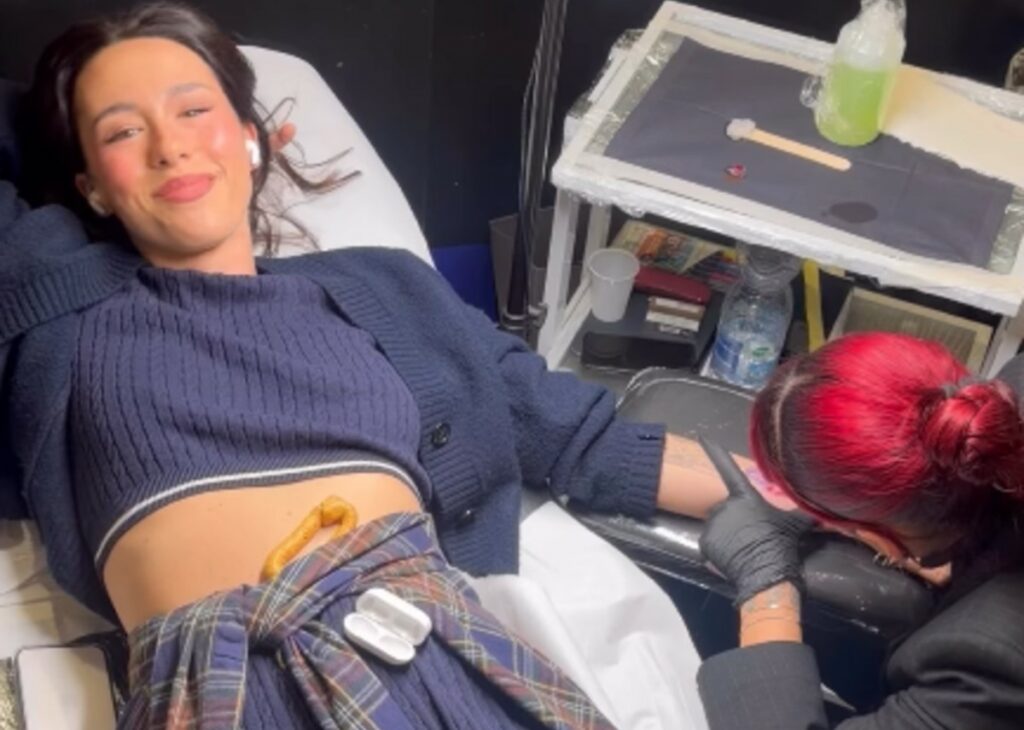Aurora Ramazzotti celebra i 9 anni d’amore con Goffredo regalandosi un nuovo tatuaggio: ecco quale disegno ha scelto Aurora Ramazzotti celebra i 9 anni d’amore con Goffredo regalandosi un nuovo tatuaggio: ecco quale disegno ha scelto