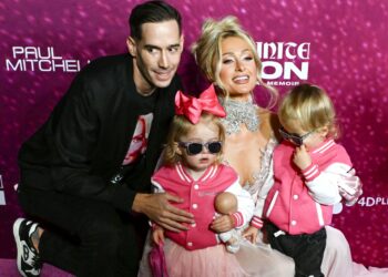 Paris Hilton a Los Angels si regala il secondo red carpet coi figli per il film che racconta la sua storia: foto