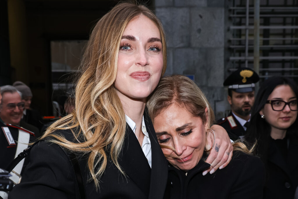 ''Incubo finito'': Chiara Ferragni prosciolta per il Pandoro Gate, la foto dell’abbraccio liberatorio con mamma Marina fuori dal tribunale di Milano ''Incubo finito'': Chiara Ferragni prosciolta per il Pandoro Gate, la foto dell’abbraccio liberatorio con mamma Marina fuori dal tribunale di Milano