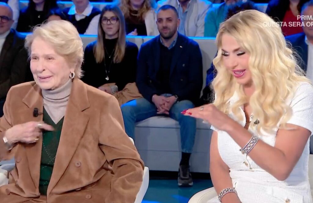 Valeria Marini e la madre Gianna Orrù hanno fatto pace: risate insieme in tv, guarda Valeria Marini e la madre Gianna Orrù hanno fatto pace: risate insieme in tv, guarda