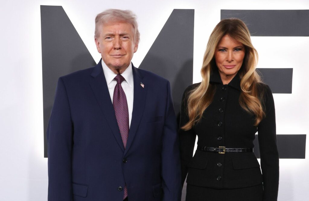 Melania Trump torna sul red carpet col marito Donald: mano nella mano alla premiere del documentario di lei, foto Melania Trump torna sul red carpet col marito Donald: mano nella mano alla premiere del documentario di lei, foto