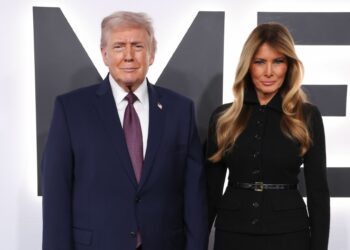 Melania Trump torna sul red carpet col marito Donald: mano nella mano alla premiere del documentario di lei, foto