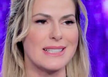 ''Credo di meritarmi un certo comportamento'': l’ex velina Thais Wiggers spiega com’è stata conquistata da un uomo che ha 25 anni più di lei