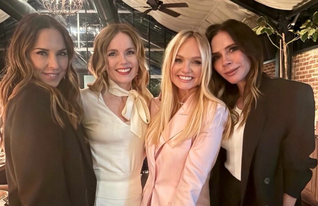 Victoria Beckham torna in pubblico dopo lo scandalo familiare: sorride nella foto con le Spice Girls al compleanno di Emma