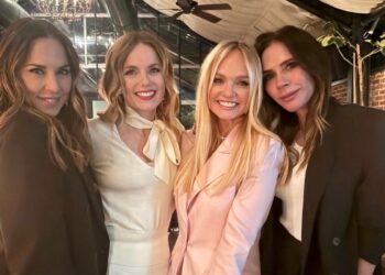 Victoria Beckham torna in pubblico dopo lo scandalo familiare: sorride nella foto con le Spice Girls al compleanno di Emma