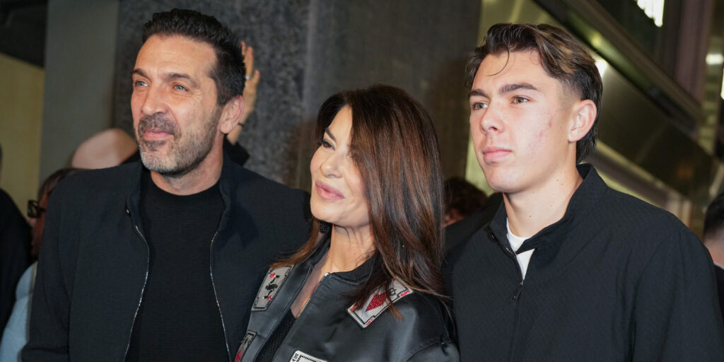 Il primogenito di Buffon e Seredova debutta nella mondanità vip: Louis Thomas con papà Gigi e Ilaria D’Amico all’evento a Milano, foto