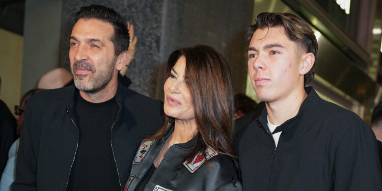 Il primogenito di Buffon e Seredova debutta nella mondanità vip: Louis Thomas con papà Gigi e Ilaria D’Amico all’evento a Milano, foto