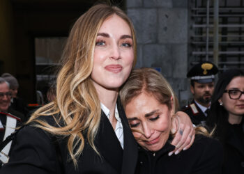 ''Incubo finito'': Chiara Ferragni assolta nel Pandoro Gate, la foto dell’abbraccio liberatorio con mamma Marina fuori dal tribunale di Milano