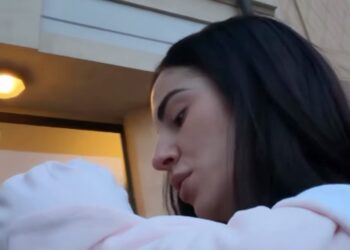 Giulia De Lellis a spasso con la figlia Priscilla nel marsupio