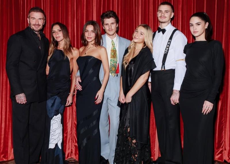 David e Victoria Beckham, in rotta con Brooklyn, festeggiano i 21 anni del figlio Romeo con il resto della famiglia: le foto del grande party David e Victoria Beckham, in rotta con Brooklyn, festeggiano i 21 anni del figlio Romeo con il resto della famiglia: le foto del grande party