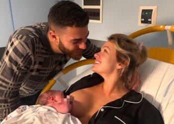 “Aurora sei il nostro tutto”: Mercedesz Henger condivide le prime foto da mamma con la neonata, guarda