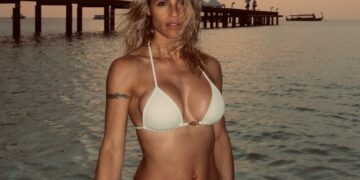 ''Mood anni 90'': Michelle Hunziker a 49 anni mostra il fisico perfetto in bikini alle Maldive nel resort extra lusso, ecco quanto spende a notte