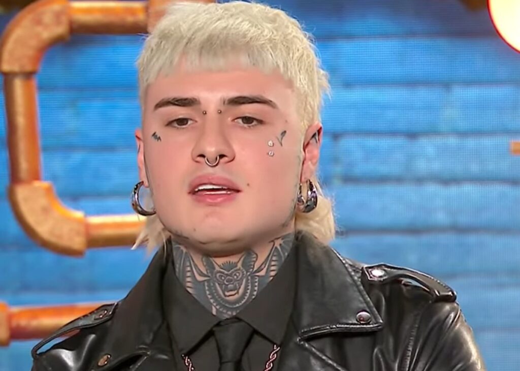 ''A Sanremo ho capito di essere malato'': Rosa Chemical svela la sua depressione in tv a Ciao Maschio