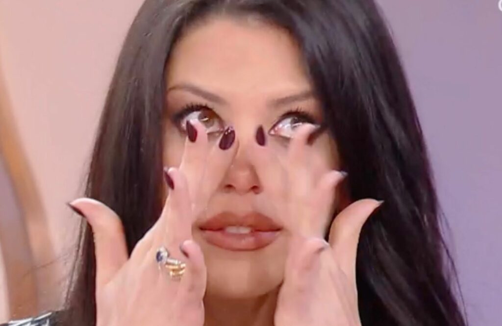 ''Era la mia migliore amica'': Antonella Fiordelisi si commuove parlando della sorella che non vede da cinque anni ''Era la mia migliore amica'': Antonella Fiordelisi si commuove parlando della sorella che non vede da cinque anni