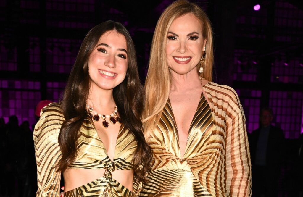 Federica Panicucci e la figlia Sofia insieme alla Fashion Week: i look dorati coordinati non passano inosservati