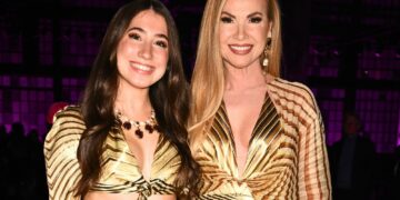 Federica Panicucci e la figlia Sofia insieme alla Fashion Week: i look dorati coordinati non passano inosservati
