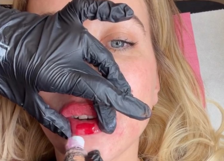 Clizia Incorvaia mostra come si prende cura delle sue labbra